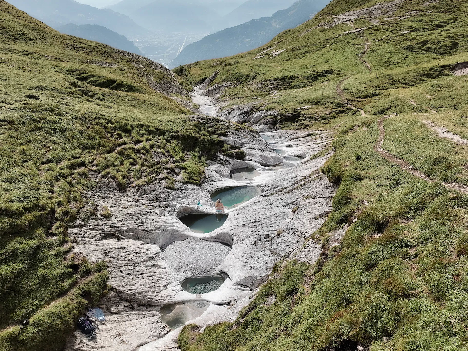 Gletschermühlen Alp Mora – türkisfarbene Wasserpools bei der Alpinwanderung ab Ringelspitzhütte SAC