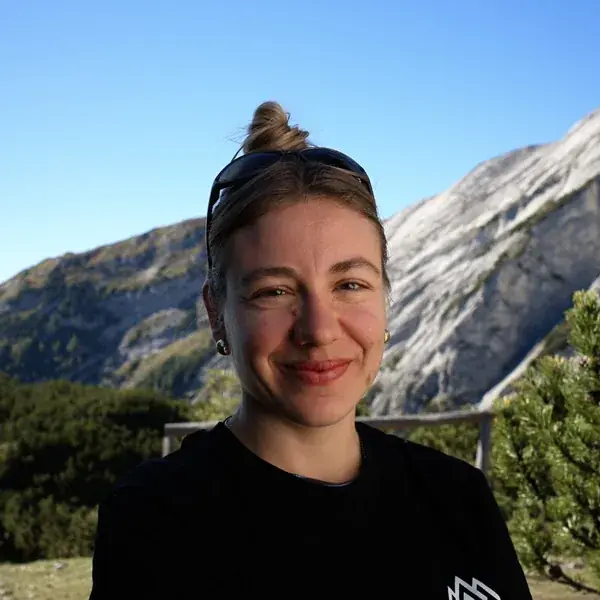Lisa – Teammitglied der Ringelspitzhütte SAC in den Schweizer Alpen