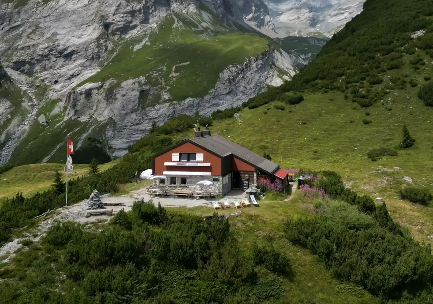 Ringelspitzhütte SAC mit Sonnenterrasse und Bergpanorama in Graubünden